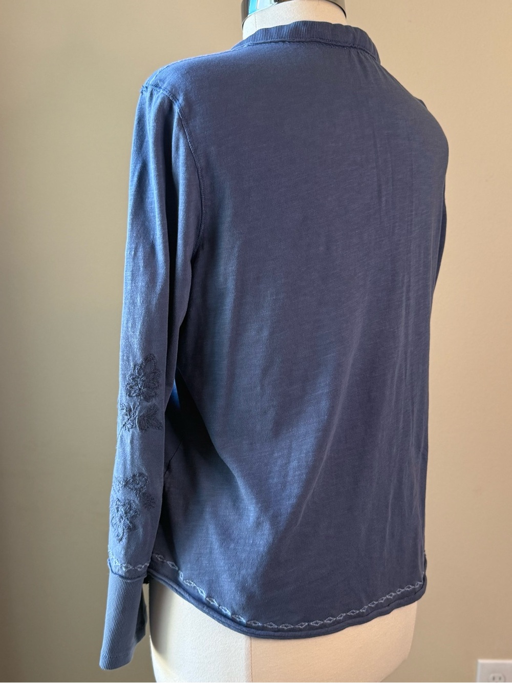 Sundance Blue Floral Embroidered Long Sleeve Henley Size Large - Picture 7 of 10